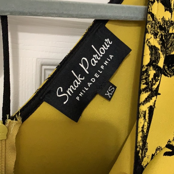 Boutique Floral Velvet Pleated V-Neck 3/4 Sleeve Cocktail Dress - Picture 3 of 5